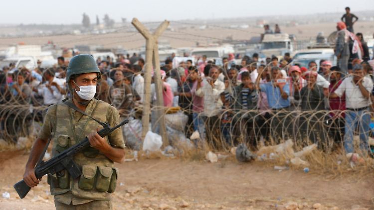 Tausende syrische Flüchtlinge warten an der Grenze zur Türkei - sie fliehen vor dem anhaltenden Bürgerkrieg.