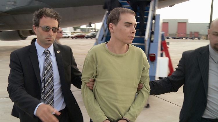 Magnotta bei seiner Auslieferung nach Kanada.