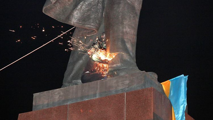 Die Lenin-Statue wankt. 