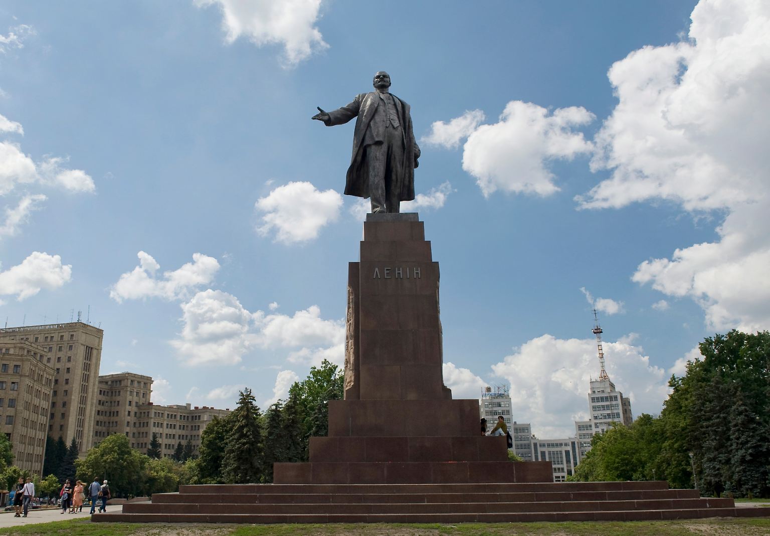 Die Lenin-Statue im ostukrainischen Charkiw überragte mit ihren 8,50 Metern (ohne Sockel) jedes andere noch stehende Abbild des Gründers der Kommunistischen Partei Russlands in dem Land. Doch trotz des Rekordes ...