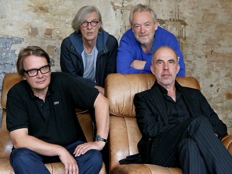 Vorne links, Sänger und Bandgründer Sven Regener, rechts Gründungsmitglied und Gitarrist Jakob Ilja, hinten links Schlagzeuger Richard Pappik und rechts Bass-Spieler David Young.