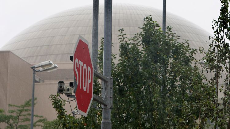 Vor der Kuppel des Kernkraftwerks in Lingen, Niedersachsen.