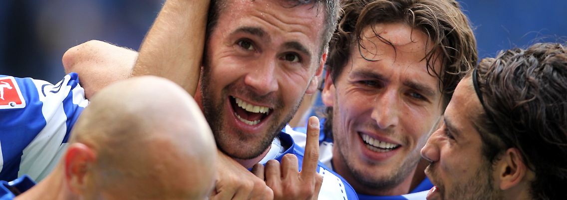 Party im Wedaustadion: Duisburgs Doppeltorschütze Stefan Maierhofer jubelt mit Ivica Grlic, Olcay Sahan und Srdjan Baljak.