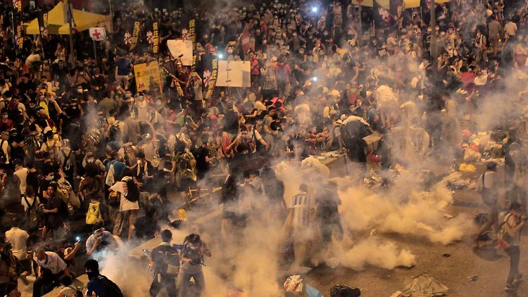 Die Demonstranten in Hongkong kämpfen gegen die Polizei.