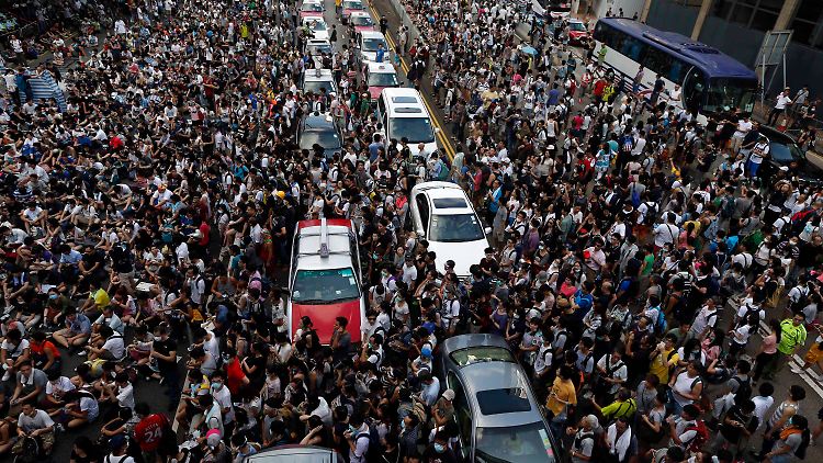 Selbst der Verkehr steht in Hongkong still, zuviele Demonstranten sind auf der Straße.