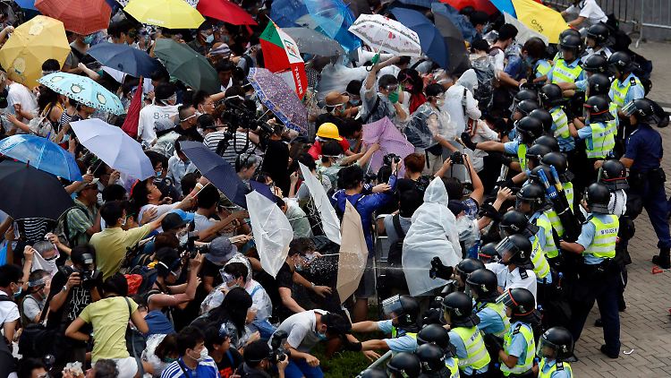 Die Polizisten setzen Pfefferspray gegen die Demonstranten ein, was für die chinesische Polizei eine seltene Maßnahme ist.