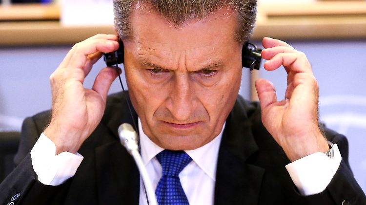 Günther Oettinger musste sich von den Abgeordneten des Europäischen Parlaments befragen lassen. Dabei passierten ihm zwei Missgeschicke.