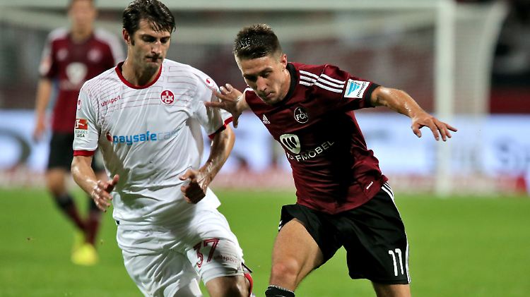 Der Nürnberger Jakub Sylvestr (r.) kämpft mit Markus Karl vom 1. FC Kaiserslautern um den Ball. 