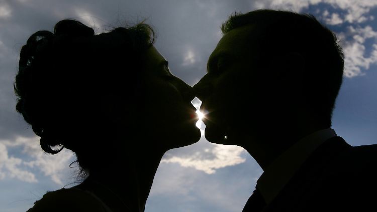 Dem "Yes means Yes"-Gesetz zufolge gilt eine Zustimmung zum Küssen nicht automatisch als Zustimmung zum Sex.