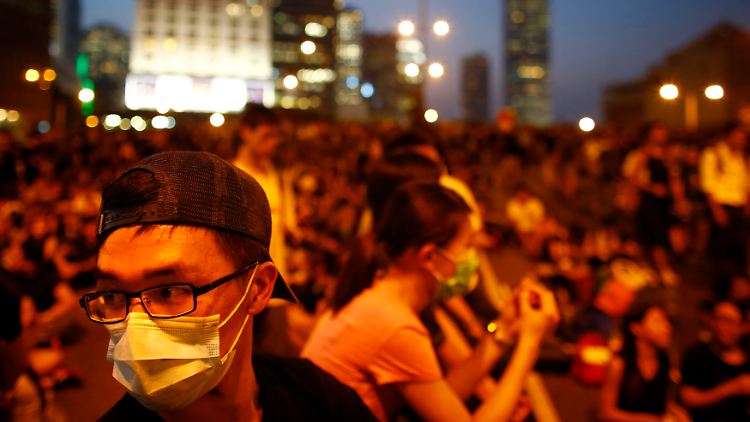 Zehntausende Menschen gehen in Hongkong auf die Straßen - auch nachts.
