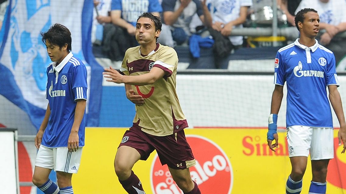 Bedröppelte Schalker: Der Hannoveraner Mohammed Abdelaoue hat soeben das 2:0 erzielt.