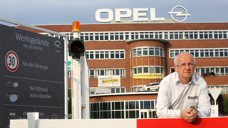 Rainer Einenkel, Betriebsratsvorsitzender im Bochumer Opel-Werk, an der Schranke von Tor 1.