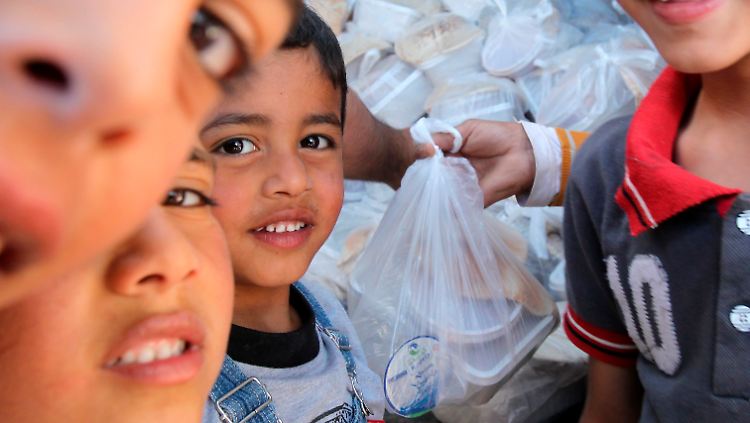 Essensausgabe in Jordanien. Das Welternährungsprogramm hat kein Geld mehr, die Flüchtlinge aus Syrien angemessen zu versorgen.