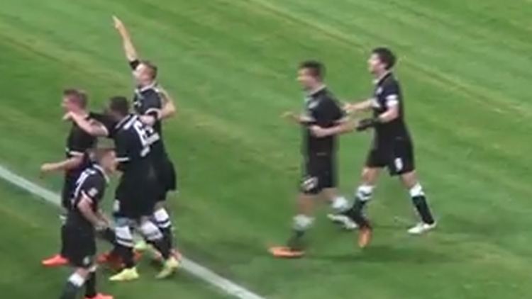 Der Aufreger: Lukowicz reckt den Arm empor, ganz rechts eilt Kapitän Bruns zu seinem Teamkollegen.