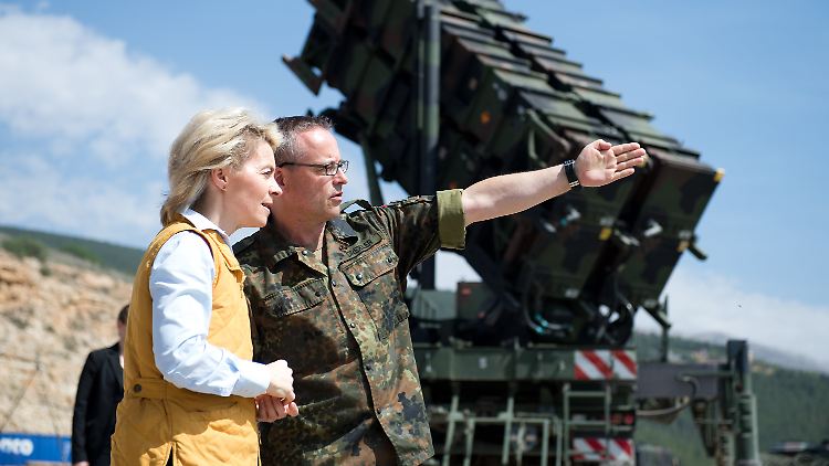 Von der Leyen besuchte im März 2014 die Türkei und ließ sich die dort stationierten deutschen Patriot-Anlagen zeigen.