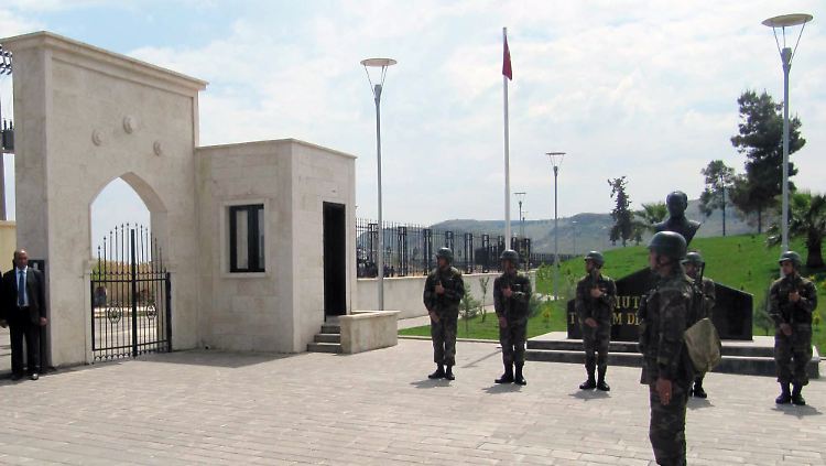 Rund 30 Kilometer südlich vom türkisch-syrischen Grenzstreifen bei Kobane haben 1100 IS-Kämpfer eine türkische Mini-Enklave umstellt (hier ein Archivbild vom Eingang des Mausoleums).
