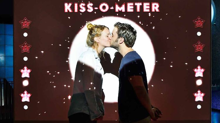 Ein Paar küsst sich im Mikroben-Zoo "Micropia" in Amsterdam am sogenannten "Kiss-O-Meter". Der "Kiss-O-Meter" zeigt, wie viele Mikroben der menschliche Körper bei einem Kuss austauscht.