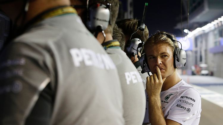 Missmutiger Blick nach dem Ausfall in Singapur: Rosberg muss den Turnaround schaffen. 