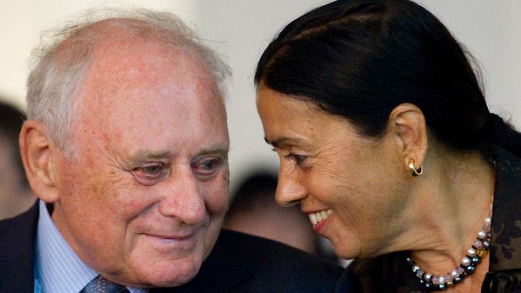 Reinhold Würth mit seiner Ehefrau Carmen im Jahr 2010. Das Ehepaar wird damals mit dem James-Simon-Preis für vorbildliches, soziales und kulturelles Engagement ausgezeichnet.