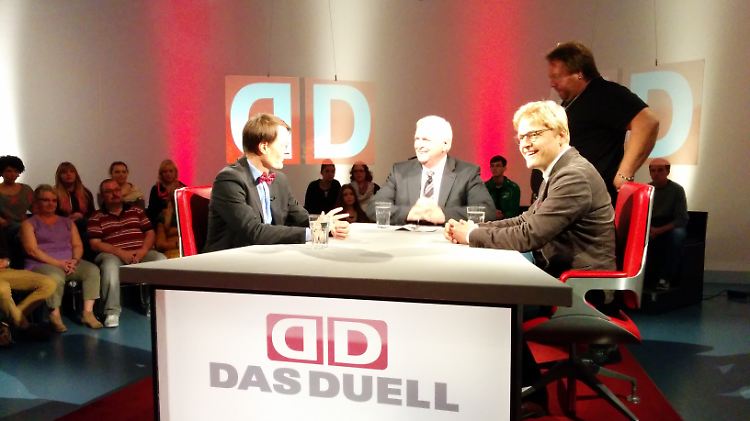 SPD-Gesundheitsfachmann Karl Lauterbach und Tankred Stöbe von Ärzte ohne Grenzen im n-tv Studio.