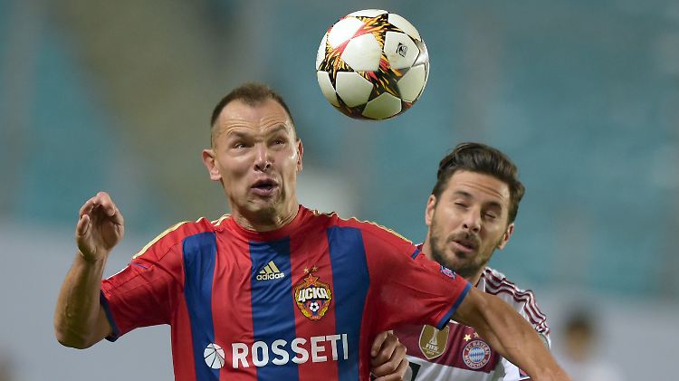 Claudio Pizarro im Zweikampf mit Sergej Ignaschewitsch von ZSKA Moskau.