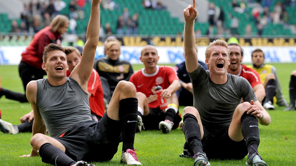 Da singen und lachen sie: Die Mainzer feiern nach dem Schlusspfiff auf dem Rasen des Wolfsburger Stadions.