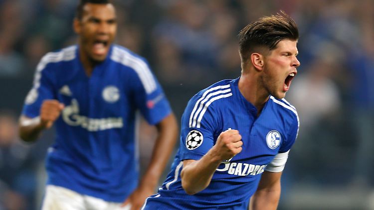 Schalkes Klaas-Jan Huntelaar jubelt nach seinem Tor.