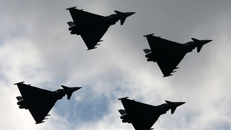 Sie fliegen noch: Vier Eurofighter über dem Bundeswehrflugplatz Rostock-Laage.
