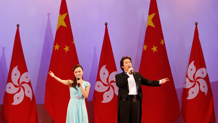 Hongkongs Regierungschef und chinesische Funktionäre feiern derweil mit Gesang und Sekt den Nationalfeiertag.
