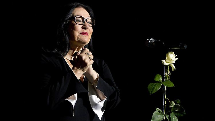 Nana Mouskouri freut sich nicht nur über Rosen, sondern auch über Spenden für Kinder-Hilfswerke.