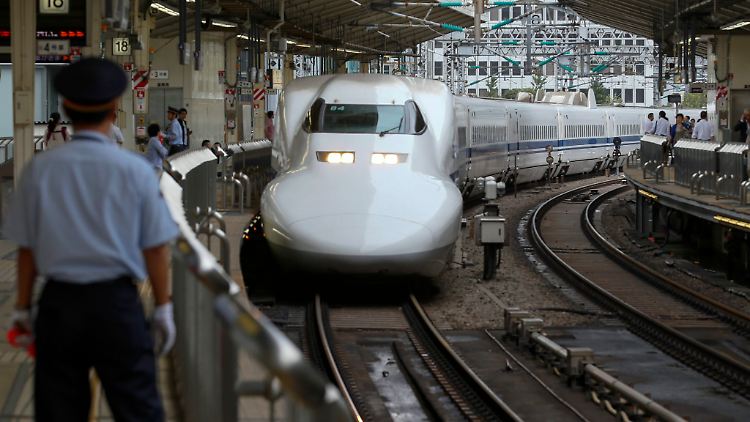 Bis zu 400.000 Pendler täglich nutzen die Hochgeschwindigkeitszüge, die nun schon seit 50 Jahren auf Japans Schienen unterwegs sind.