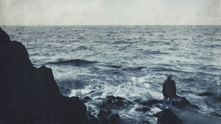 Wo hört die Melancholie auf, wo fängt die Depression an? Wer sich länger als zwei Wochen müde, niedergeschlagen oder traurig fühlt, sollte einen Arzt aufsuchen.