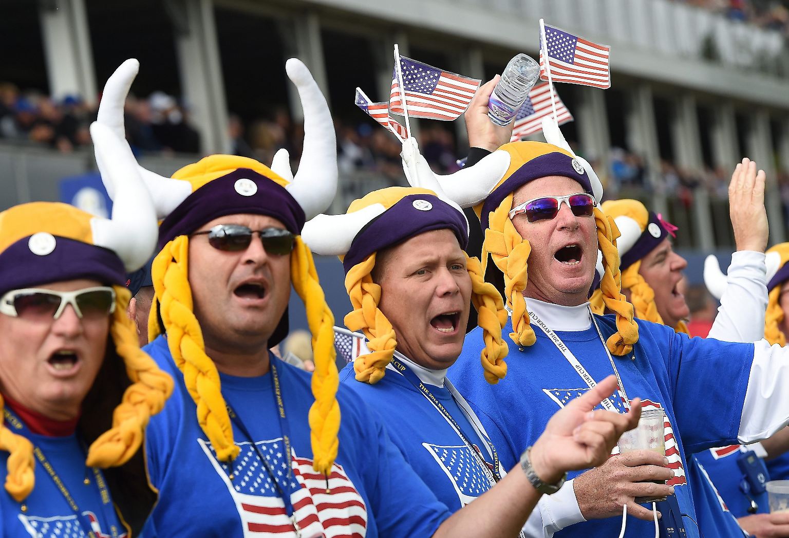 Beginnen wir mit Golf. Oder besser: die als Ryder Cup getarnte Party für Menschen, die sich gerne einmal benehmen wollen wie Fußballfans.
