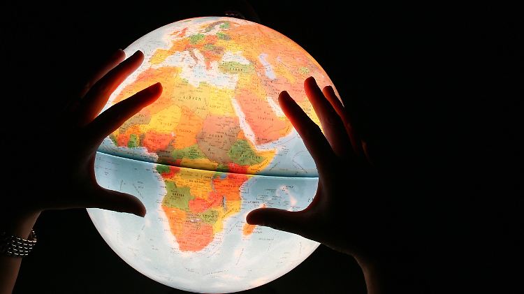 Nur der Globus zeigt die wahren Größenverhältnisse. Karten dagegen arbeiten gezwungenermaßen mit Verlusten.