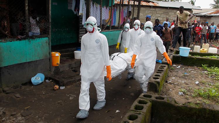 Ein alltägliches Bild: Ein Ebola-Opfer in Monrovia.