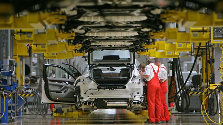 Die deutsche Industrie schrumpft erstmals seit einem Jahr. Unternehmen machen dafür unter anderem die Russland-Sanktionen verantwortlich.