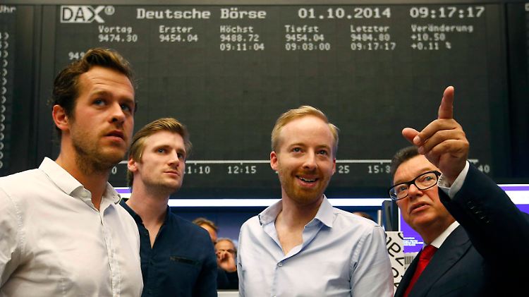 War das jetzt gut? In den Gesichtern des Zalando-Managements (David Schneider, Robert Gentz, Rubin Ritter (v.l.n.r)) zeigt sich auch Skepsis, während Deutsche-Börse-Chef Reto Francioni auf die Kurse zeigt.