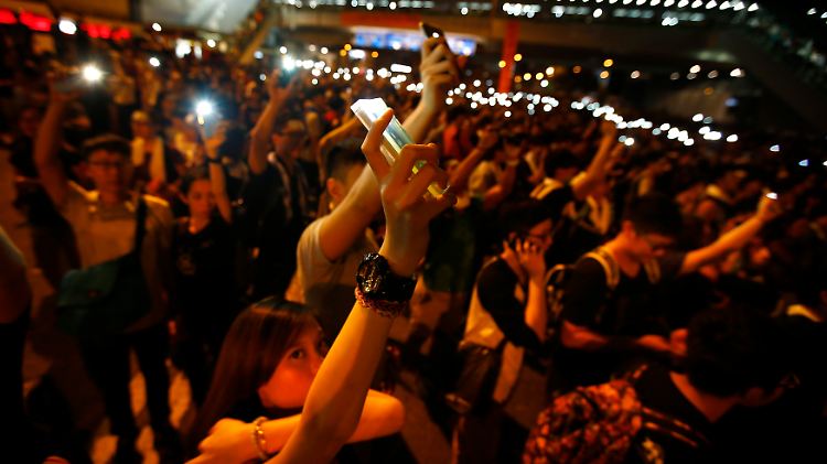 Handys statt Fäusten: Die Demonstranten in Hongkong fordern mehr Demokratie - und lassen sich dabei nicht zensieren.