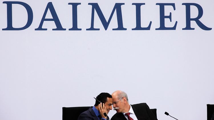 Aabar-Chef Khadem Al Qubais (lks.) mit Daimler-Chef Dieter Zetsche als die Welt für Aabar noch in ORdnung war. Aabar hält seit März 2009 neun Prozent der Daimler-Aktien. 