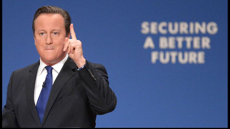 Zeigefinger und Anzug sitzen perfekt: David Cameron. 