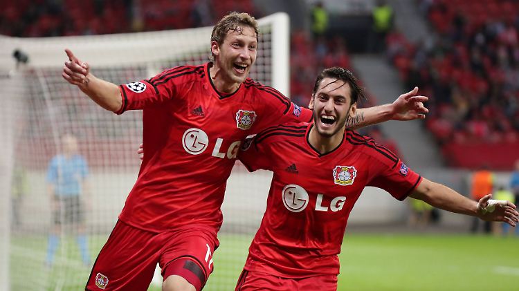 Hier freuen sich Stefan Kießling und Hakan Calhanoglu nach dem 1:0-Führungstor.