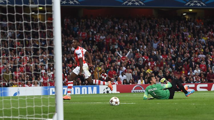 Galatasarays Keeper Fernando Muslera hatte gegen Arsenals Danny Welbeck dreimal das Nachsehen.