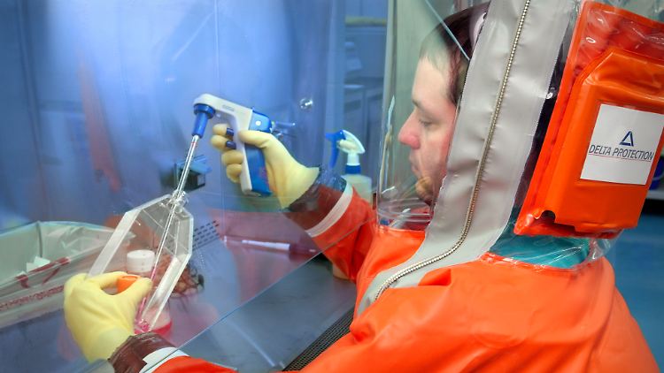 CDC-Mitarbeiter in einem Labor in Atlanta: In den USA und Großbritannien laufen seit September Tests für einen Ebola-Impfstoff.