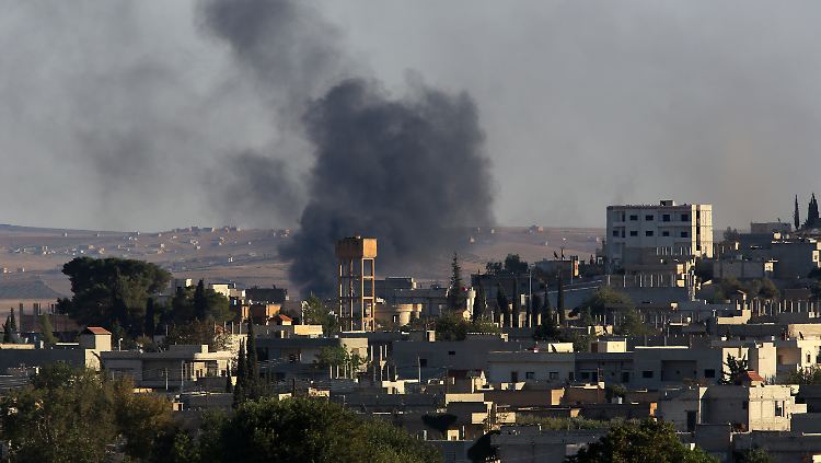 Rauch steigt über Kobane auf - die Stadt steht bereits unter Beschuss.
