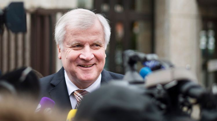 Seehofer sonnt sich gern in Aufmerksamkeit. Dafür nimmt er viel in Kauf.