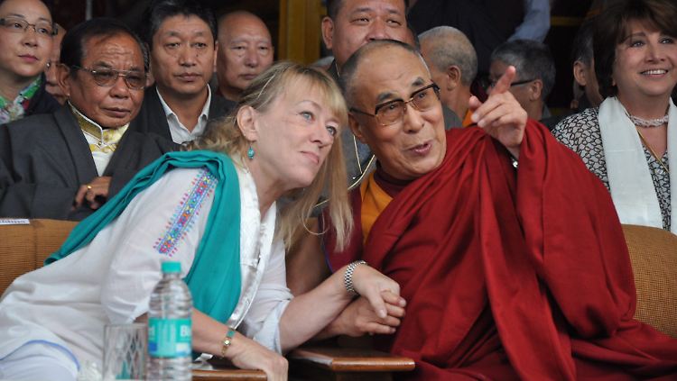 Jody Williams (l.) erinnerte in Dharamsala an die Verleihung des Friedensnobelpreises an den Dalai Lama vor 25 Jahren.