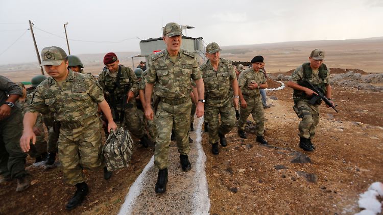 Der Anführer der türkischen Landstreitkräfte, General Hulusi Akar (m.), steht schon an der türkisch-syrischen Grenze bereit.