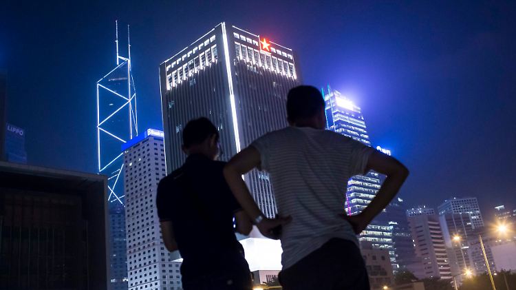 Demonstranten stehen vor dem Hauptquartier der Volksarmee in Hongkong, nur einen Steinwurf vom Regierungssitz entfernt.