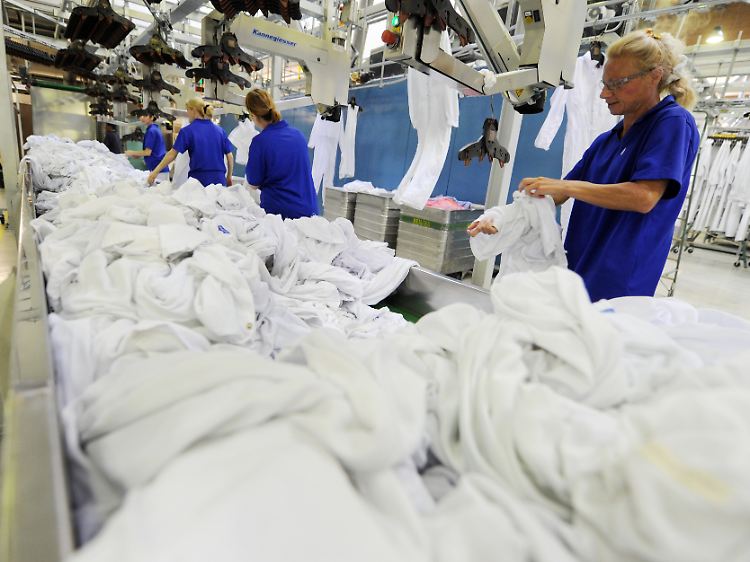 Beschäftigte beim Textil-Dienstleister Bardusch GmbH & Co. KG im badischen Ettlingen.
