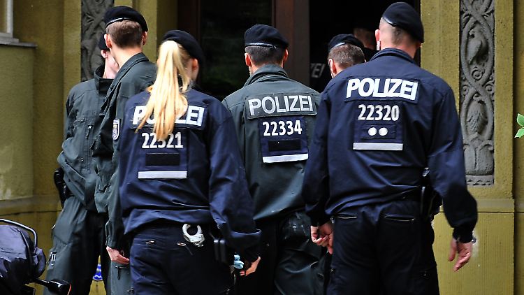 Polizisten am Tatort im Berliner Westend.